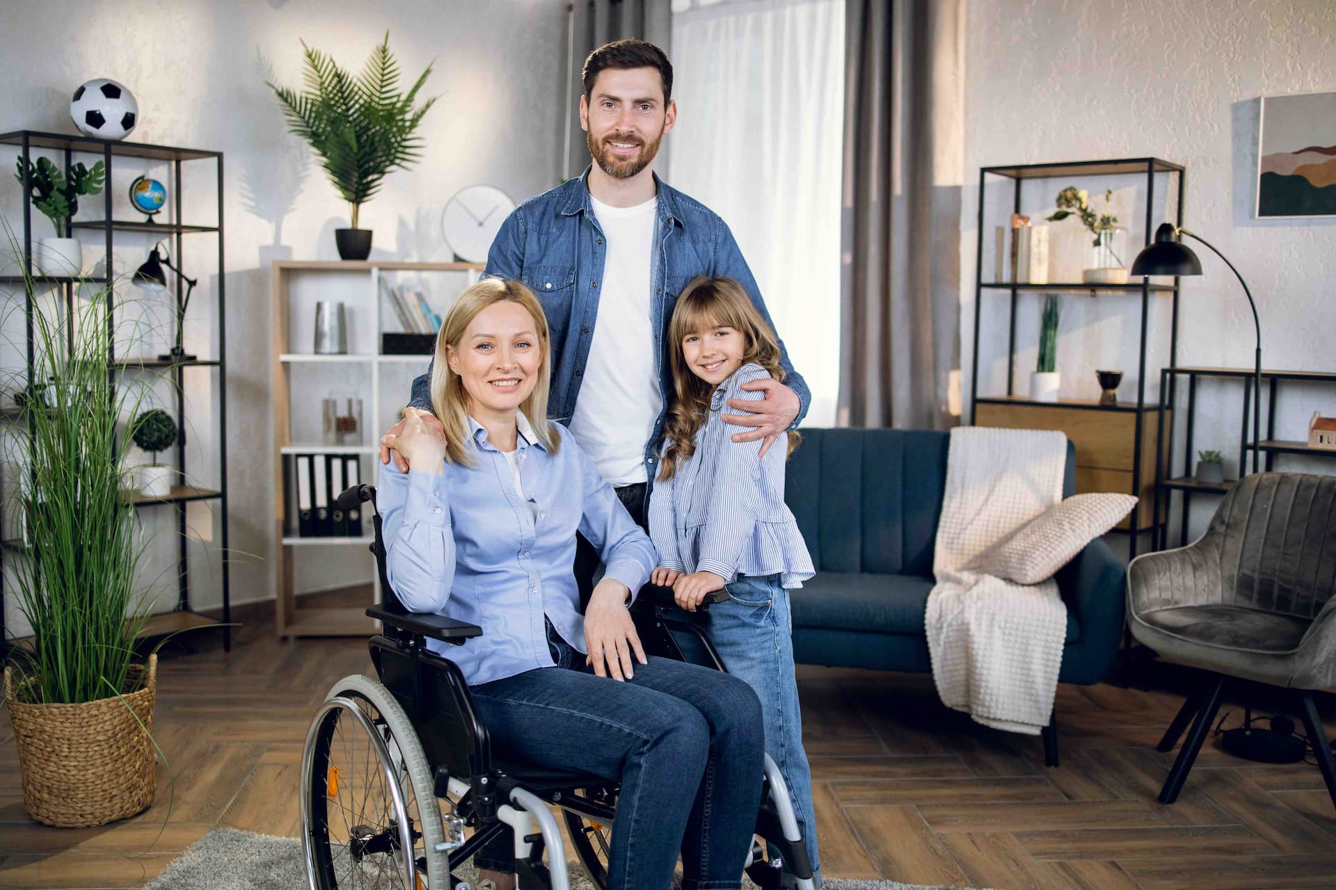 Engelli kadın ailesi ile birlikte evde bakım hizmeti alıp mutlu olmakta