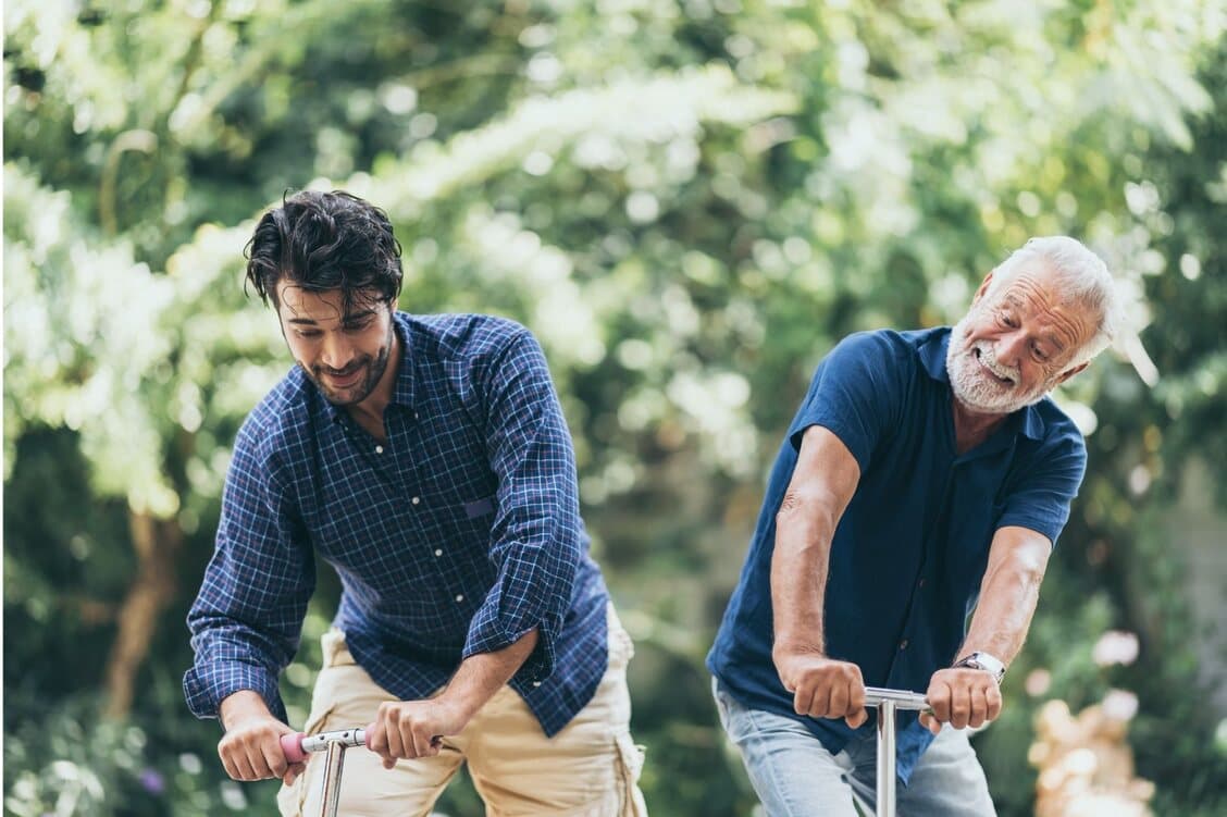 Yaşlı bakım uzmanı yaşlı adam ile sosyal aktivite yapıyor