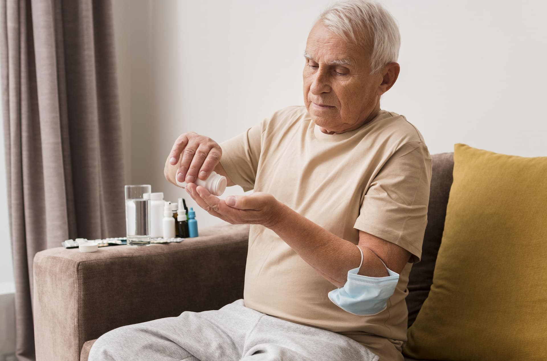 yaşlı kişi ilaçlarını kullanıyor