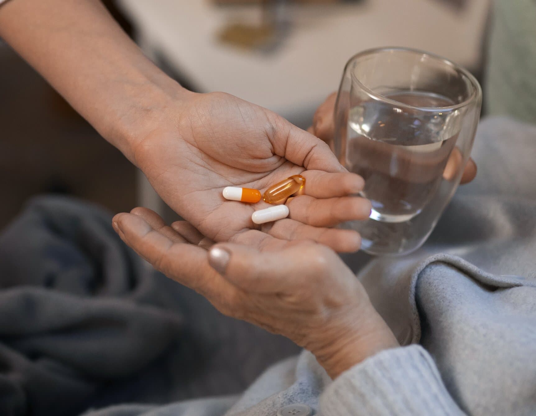 Yaşlıya ilaçlarını hatırlatan yaşlı