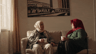 Resim açıklaması: iki yaşlı kadın birlikte oturup konuşuyor.