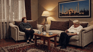 Resim açıklaması: iki yaşlı kadın birlikte oturup konuşup gülüyor