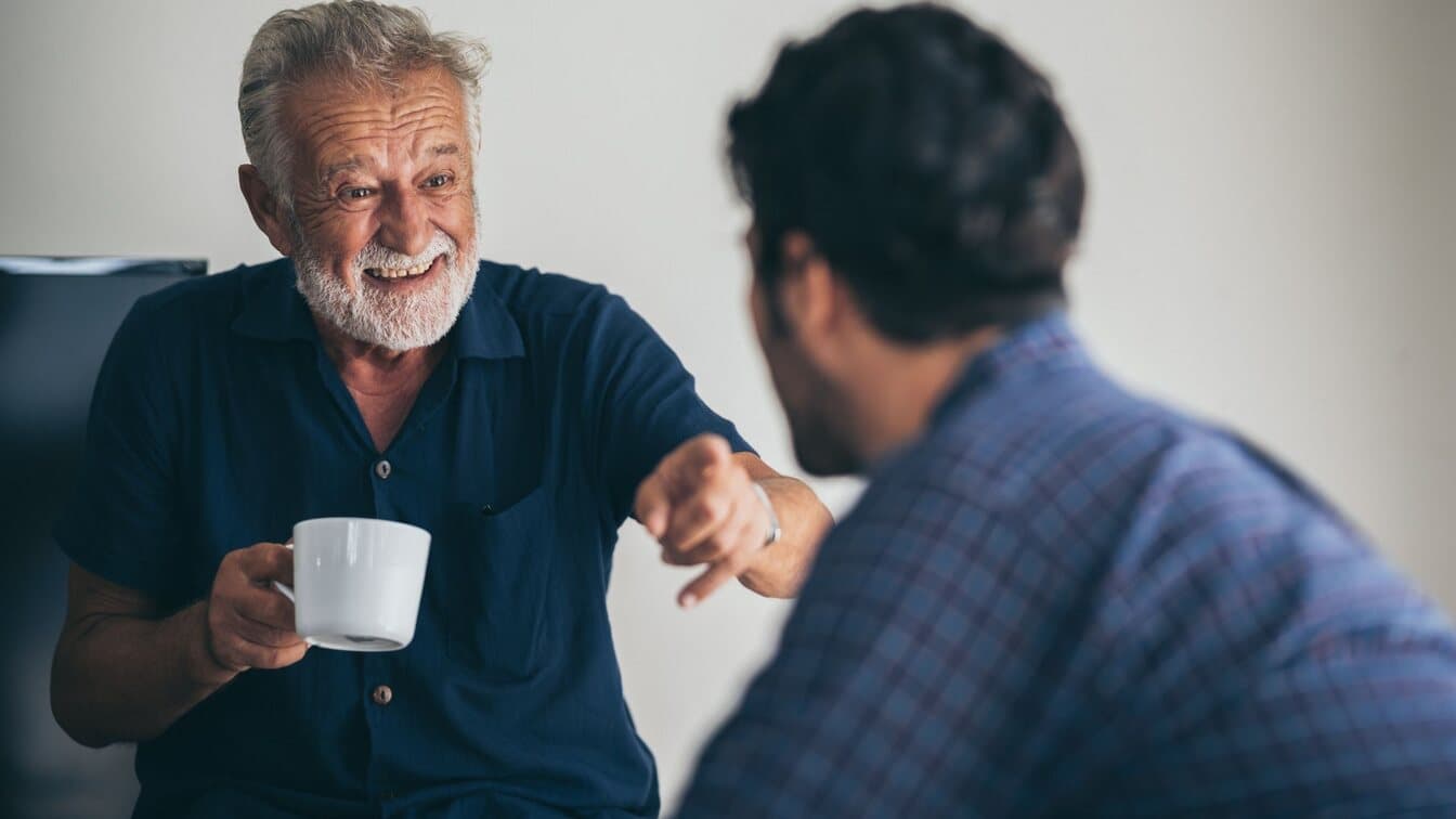 yasli-birey-bakicisiyla-sohbet-ediyor
