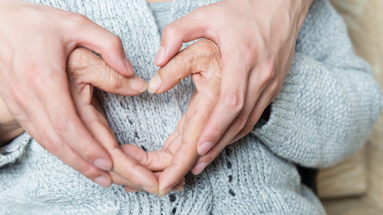 yasli-birey-ile-bakicisi-arasindaki-guven-baginin-onemi